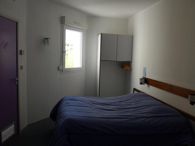 Hôtel La Fenouillère : chambre lit double pour 2 personnes