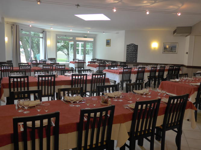 Plusieurs salles de restaurant de groupe pouvant accueillir jusqu'à 180 personnes pour dejeuner ou diner en groupes